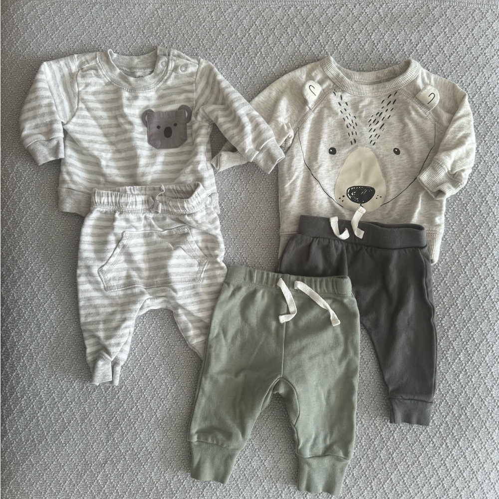 Unisex baby outfits size 0-3 months! EUC